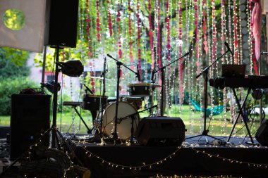 Konser enstrümanları davul gitar mikrofon sahnesi