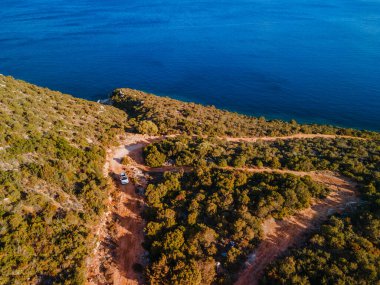 Trafikteki SUV aracı deniz tatili Lefkada Yunanistan