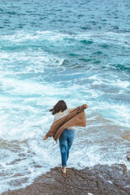 ıslak kot yalınayak kayalık plaj da yürüyüş kadın. yaz deniz tatili