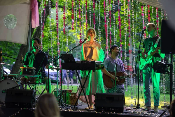 Lviv, Ukrayna - 16 Temmuz 2021: Şehir parkındaki yoga grubunda konser