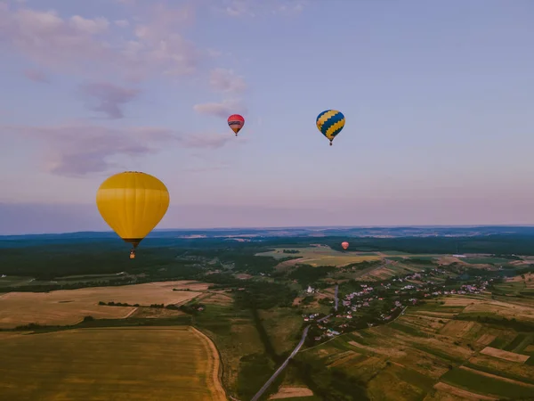 Blick Auf Luftballon Mit Korb Fliegt Bei Sonnenuntergang Kopierraum — Stockfoto