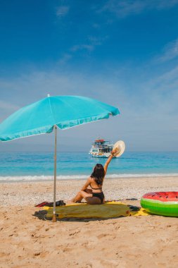 Yaz tatili konsepti. Kadın plajda güneşleniyor fotokopi odasında