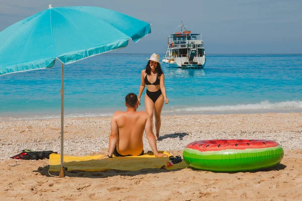 Mutlu Çift Yunanistan Dinleniyor Mutlu Plaj Fotokopi Alanı — Stok fotoğraf