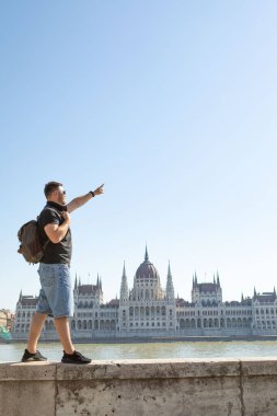 Budapeşte parlamento binası önündeki gezgin adam kopyalama alanı