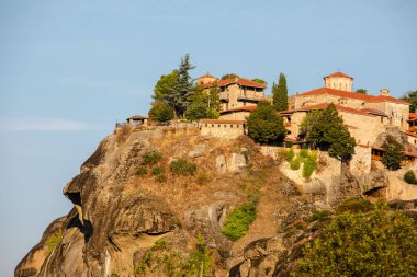 Yunanistan 'ın tuzlu dağlarının tepesindeki tarihi meteora manastırı