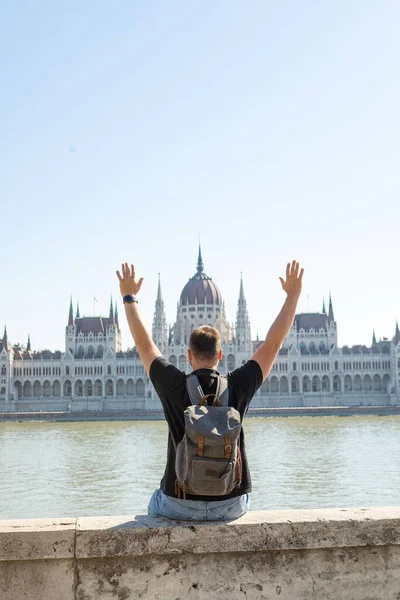 Budapeşte parlamento binası önündeki gezgin adam kopyalama alanı