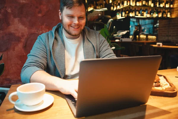 Homem Freelancer Fone Ouvido Trabalhando Laptop Café Comer Hambúrguer Beber — Fotografia de Stock