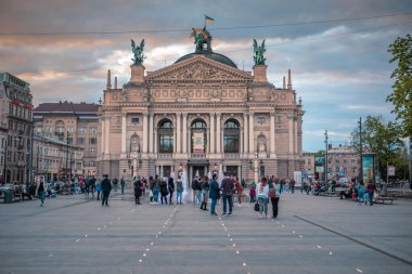 Lviv, Ukrayna - 14 Mayıs 2021: İnsanlar opera binası çeşmesinin önünde şehir meydanından yürüyorlar