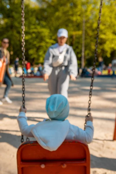 Mãe Com Criança Parque Cidade Crianças Balanços Espaço Cópia — Fotografia de Stock