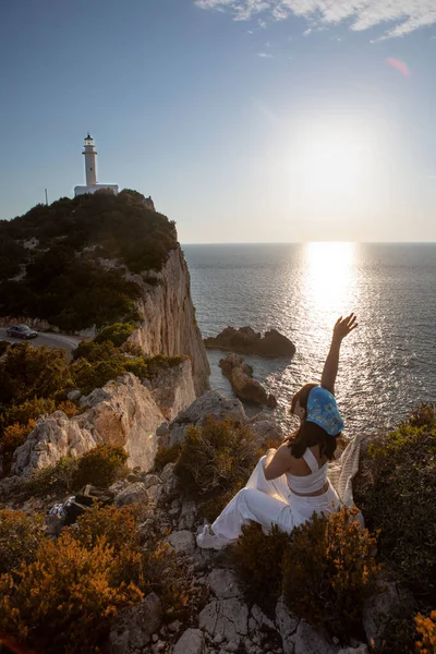 Mutlu Kadın Lefkada Adasının Deniz Feneri Manzarasında Oturuyor Yunanistan Yukarısında — Stok fotoğraf