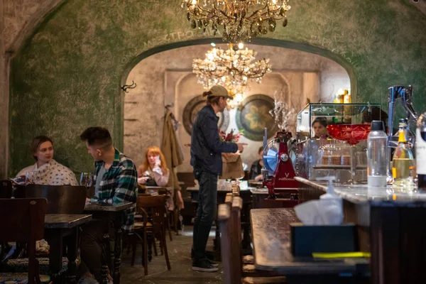 Lviv Ukraine Mai 2021 Restaurant Inneren Der Menschen Entspannt Essen — Stockfoto