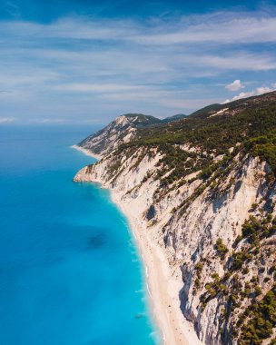 Lefkada adasının deniz kıyısının havadan görüntüsü. Yunanistan