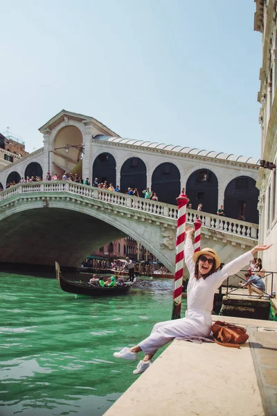 Mulher Sentada Perto Ponte Rialto Veneza Itália Olhando Para Grande — Fotografia de Stock