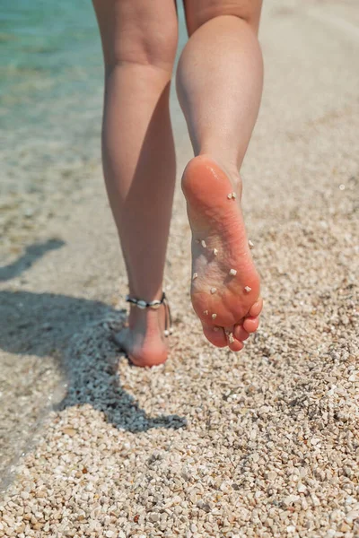 Pernas Mulher Descalça Andando Pela Praia Mar Férias Verão — Fotografia de Stock