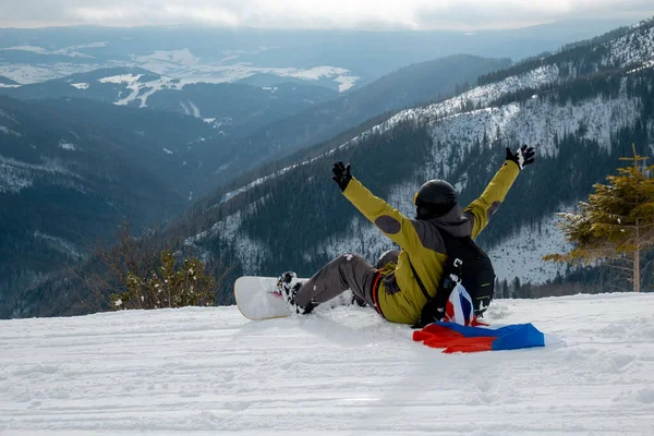 Człowiek Snowboardzista Słowacką Flagą Stoku Ośrodka Narciarskiego Piękny Krajobraz Gór — Zdjęcie stockowe