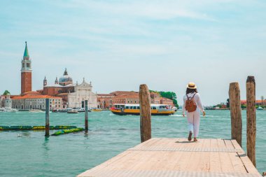 Turist kadın San Giorgio Maggiore Venedik 'e bakıyor.