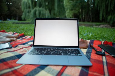 Beyaz ekran kopyalama alanı olan bir laptop. Bağımsız iş