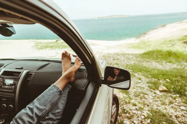 Vrouw Benen Auto Dashboard Zee Achtergrond Kopieerruimte — Stockfoto