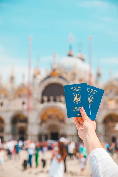 Рука Тримає Українські Біометричні Паспорти Концепція Подорожей Свобода Пересування Італія — стокове фото