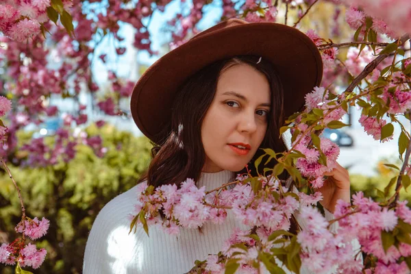 Portret Van Mooie Kaukasische Vrouw Met Bloeiende Sakura Kersenbomen Kopieer — Stockfoto