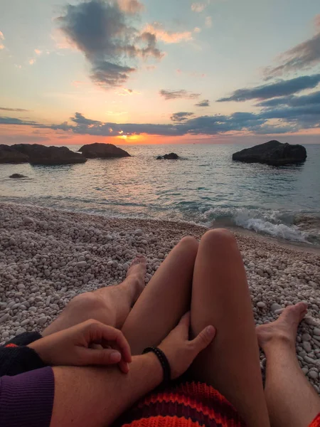 Paar Rusten Het Strand Genieten Van Uitzicht Zonsondergang Zomervakantie — Stockfoto