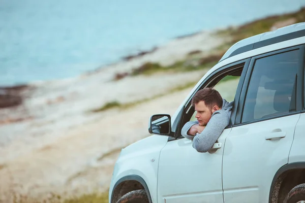 Ein Lächelnder Mann Ragt Aus Dem Autofenster Sommermeer Hintergrund Kopierraum — Stockfoto