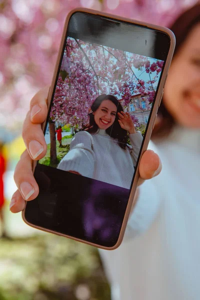 Mulher Atirando Mesma Telefone Sob Florescendo Sakura Árvore Selfie Imagem — Fotografia de Stock