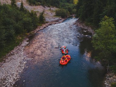 Nehirde rafting yapan dağ insanlarının hava manzarası. aşırı canlılık
