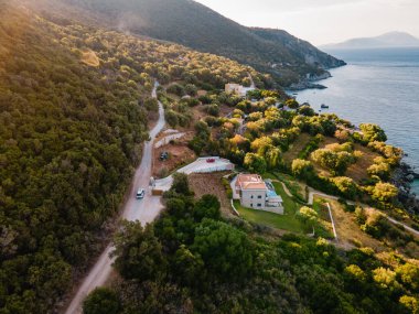Deniz kıyısındaki fotokopi alanının yanında giden arabanın genel görünümü