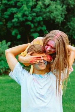 Genç ve güzel bir çift Holi festivalinde eğleniyor. Bahar Festivali