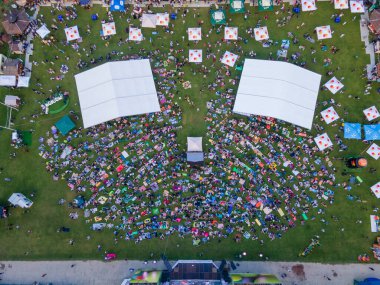 Lviv, Ukrayna - 26 Haziran 2021: Lviv Caz Festivali yaz mevsiminin en üst manzarası