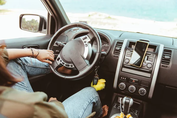 Frau Entspannt Auto Road Trip Sommerzeit Lenkrad — Stockfoto