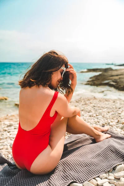 Donna Seduta Sulla Coperta Mare Spiaggia Concetto Vacanza Estiva — Foto Stock