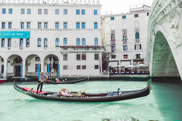 Venice Italy May 2019 Gondolas Rialto Bridge Summer Time — Stock Photo, Image