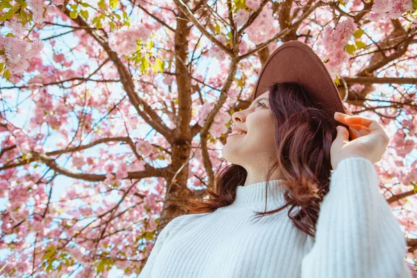 Portret Van Mooie Kaukasische Vrouw Met Bloeiende Sakura Kersenbomen Kopieer — Stockfoto