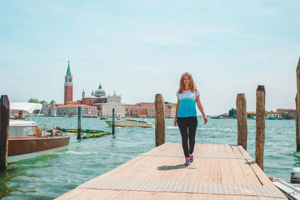 Turist kadın San Giorgio Maggiore Venedik 'e bakıyor.
