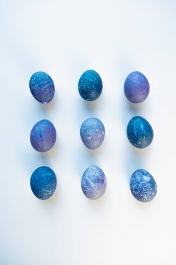 Beyaz arka planda uzay renkli yumurtalar. Paskalya tatili