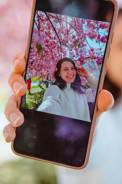 Mulher Atirando Mesma Telefone Sob Florescendo Sakura Árvore Selfie Imagem — Fotografia de Stock