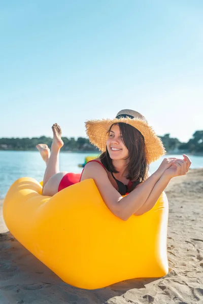 Junge Hübsche Frau Rotem Badeanzug Auf Gelbem Luftsofa Sommerlichen Meeresstrand — Stockfoto