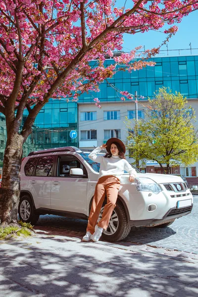 Elegante Sorrindo Bela Mulher Perto Carro Florescendo Árvore Sakura Fundo — Fotografia de Stock