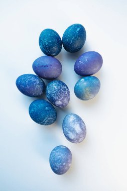 Beyaz arka planda uzay renkli yumurtalar. Paskalya tatili