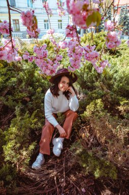 Güzel beyaz kadın portresi çiçek açan kiraz ağaçları boşluğu kopyalıyor.