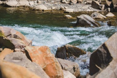 Yaz mevsiminde Mountain River 'da şişirilebilir sal ekstrem spor kopya uzayı