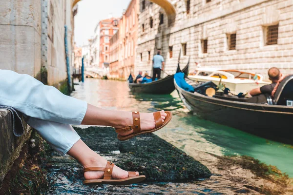 Woman Sitting City Quay Venice Italy Enjoying View Canals Gondolas — Stock Photo, Image