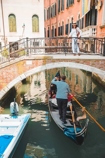 Young Pretty Woman Traveler Standing Venice Bridge Cross Canal Gondolas — Stock Photo, Image