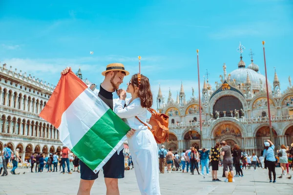 Mosolygó Pár Gazdaság Olasz Zászló Velence Központi Tér San Marco — Stock Fotó