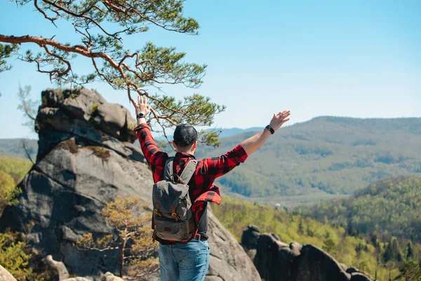 Man Vandrare Med Ryggsäck Vid Dovbush Klippor Landskap — Stockfoto