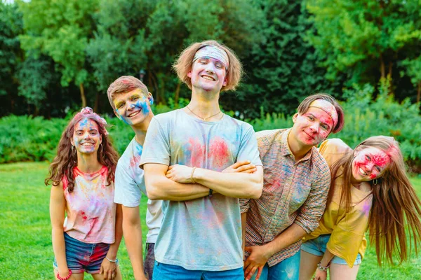 Jovens Amigos Felizes Feriado Tradicional Indiano Holi Fest — Fotografia de Stock