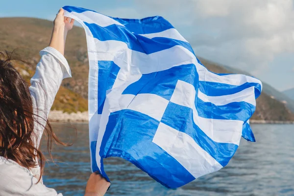 Vrouw Met Griekse Vlag Cruise Boot Lefkada Eiland Griekenland — Stockfoto