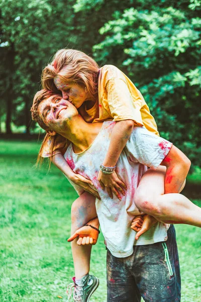 Genç ve güzel bir çift Holi festivalinde eğleniyor. Bahar Festivali